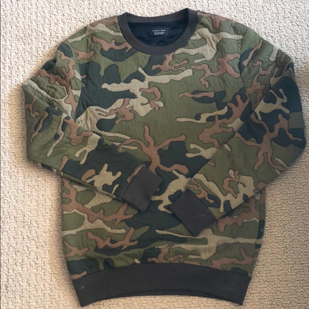 Men’s Zara camouflage textured sweatshirt.